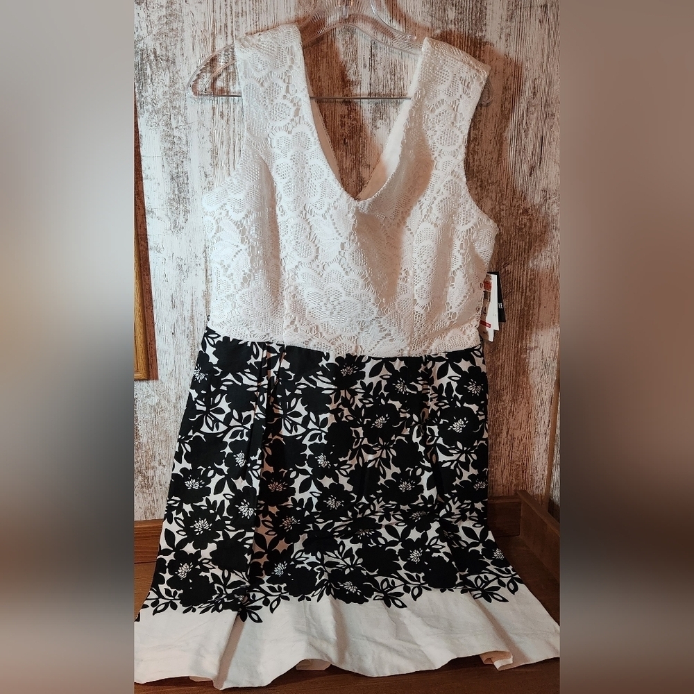 Chic Black and White Floral Lace Midi Dress